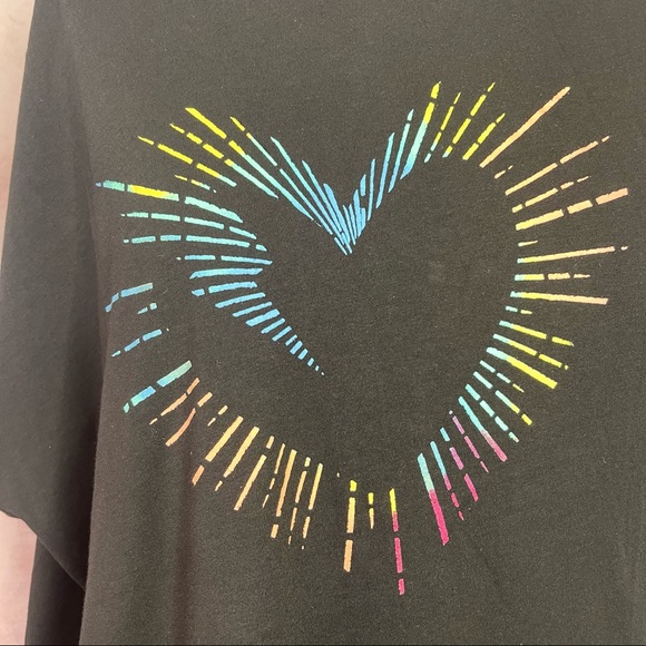 Torrid LOVESICK Black Cold Shoulder Heart Rays Tee NWT Size 3X - Picture 8 of 17